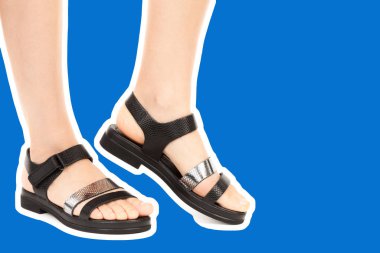 Bayan giysi ayakkabısı. Deri sandalet giyen uzun ince kadın bacakları. Fotokopi alanı olan moda modeli. Klasik ve günlük kıyafet konsepti. Detaylı yakın çekim stüdyo çekimi Magazin tarzı moda kolajı