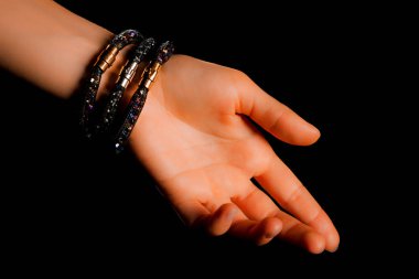 Güzel bir el yapımı mücevher bileziği. Renkli parlak boncuklar ve nötr manikürlü gevşek bir kadın bileği. Moda ve el işi aksesuarları. Yumuşak seçici odaklı yakın plan