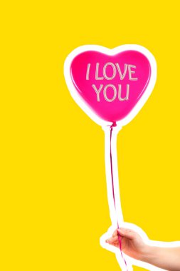 Kadın eli kırmızı kauçuk, şişme kalp şeklinde balon tutuyor. Aşk, ilişki, sevgililer günü ve doğum günü kutlaması konsepti. Boş kopya alanı olan dergi tarzı moda kolajı