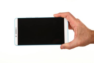 İnsan eli, avucunda boş bir krom ekran olan modern bir akıllı telefonu tutar. Teknoloji ve reklam kavramı. Ayrıntılı yakın çekim stüdyo çekimi soyut beyaz arka planda izole