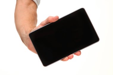 İnsan eli, avucunda boş bir krom ekran olan modern bir akıllı telefonu tutar. Teknoloji ve reklam kavramı. Ayrıntılı yakın çekim stüdyo çekimi soyut beyaz arka planda izole