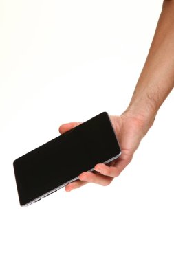 İnsan eli, avucunda boş bir krom ekran olan modern bir akıllı telefonu tutar. Teknoloji ve reklam kavramı. Ayrıntılı yakın çekim stüdyo çekimi soyut beyaz arka planda izole