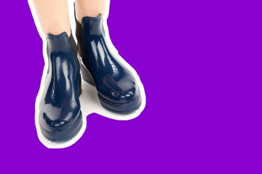 Bayan giysi ayakkabısı. Lastik çizme giyen uzun ince kadın bacakları. Fotokopi alanı olan moda modeli. Klasik ve günlük kıyafet konsepti. Detaylı yakın çekim stüdyo çekimi Magazin tarzı moda kolajı