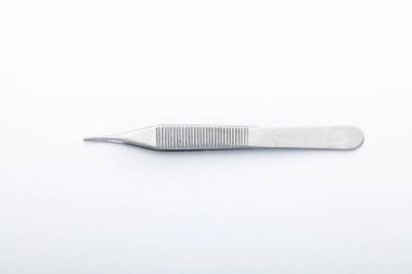 Çelik cerrahi aletler ve laboratuvar ekipmanları beyaz arka planda izole edilmiş. Profesyonel klinik aletleri. Tıbbi, cerrahi, ambulans ve veteriner konsepti. Yumuşak seçici odaklı yakın plan