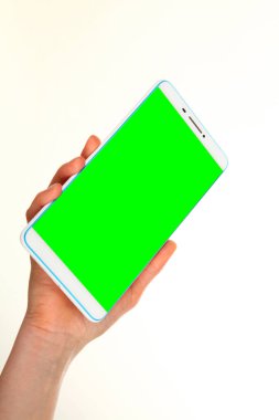 İnsan eli, avucunda boş bir krom ekran olan modern bir akıllı telefonu tutar. Teknoloji ve reklam kavramı. Ayrıntılı yakın çekim stüdyo çekimi soyut beyaz arka planda izole