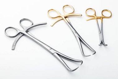 Çelik cerrahi aletler ve laboratuvar ekipmanları beyaz arka planda izole edilmiş. Profesyonel klinik aletleri. Tıbbi, cerrahi, ambulans ve veteriner konsepti. Yumuşak seçici odaklı yakın plan