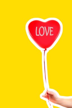 Kadın eli kırmızı kauçuk, şişme kalp şeklinde balon tutuyor. Aşk, ilişki, sevgililer günü ve doğum günü kutlaması konsepti. Boş kopya alanı olan dergi tarzı moda kolajı