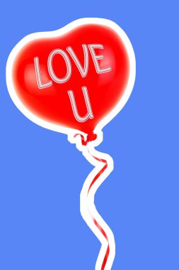 Kırmızı lastik şişme kalp şeklinde balon. Aşk, ilişki, sevgililer günü ve doğum günü kutlaması konsepti. Boş kopya alanı olan dergi tarzı moda kolajı