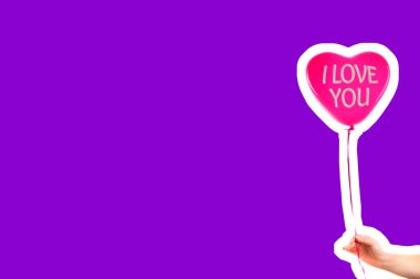 Kadın eli kırmızı kauçuk, şişme kalp şeklinde balon tutuyor. Aşk, ilişki, sevgililer günü ve doğum günü kutlaması konsepti. Boş kopya alanı olan dergi tarzı moda kolajı