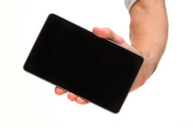 İnsan eli, avucunda boş bir krom ekran olan modern bir akıllı telefonu tutar. Teknoloji ve reklam kavramı. Ayrıntılı yakın çekim stüdyo çekimi soyut beyaz arka planda izole