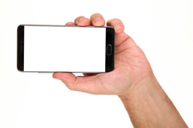 İnsan eli, avucunda boş bir krom ekran olan modern bir akıllı telefonu tutar. Teknoloji ve reklam kavramı. Ayrıntılı yakın çekim stüdyo çekimi soyut beyaz arka planda izole