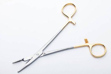 Çelik cerrahi aletler ve laboratuvar ekipmanları beyaz arka planda izole edilmiş. Profesyonel klinik aletleri. Tıbbi, cerrahi, ambulans ve veteriner konsepti. Yumuşak seçici odaklı yakın plan