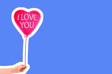 Kadın eli kırmızı kauçuk, şişme kalp şeklinde balon tutuyor. Aşk, ilişki, sevgililer günü ve doğum günü kutlaması konsepti. Boş kopya alanı olan dergi tarzı moda kolajı