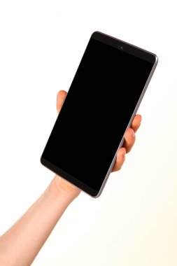 İnsan eli, avucunda boş bir krom ekran olan modern bir akıllı telefonu tutar. Teknoloji ve reklam kavramı. Ayrıntılı yakın çekim stüdyo çekimi soyut beyaz arka planda izole