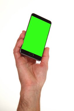 İnsan eli, avucunda boş bir krom ekran olan modern bir akıllı telefonu tutar. Teknoloji ve reklam kavramı. Ayrıntılı yakın çekim stüdyo çekimi soyut beyaz arka planda izole