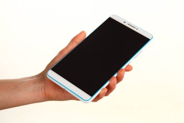 İnsan eli, avucunda boş bir krom ekran olan modern bir akıllı telefonu tutar. Teknoloji ve reklam kavramı. Ayrıntılı yakın çekim stüdyo çekimi soyut beyaz arka planda izole