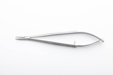 Çelik cerrahi aletler ve laboratuvar ekipmanları beyaz arka planda izole edilmiş. Profesyonel klinik aletleri. Tıbbi, cerrahi, ambulans ve veteriner konsepti. Yumuşak seçici odaklı yakın plan