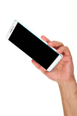 İnsan eli, avucunda boş bir krom ekran olan modern bir akıllı telefonu tutar. Teknoloji ve reklam kavramı. Ayrıntılı yakın çekim stüdyo çekimi soyut beyaz arka planda izole