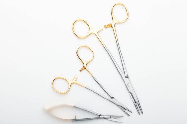 Çelik cerrahi aletler ve laboratuvar ekipmanları beyaz arka planda izole edilmiş. Profesyonel klinik aletleri. Tıbbi, cerrahi, ambulans ve veteriner konsepti. Yumuşak seçici odaklı yakın plan