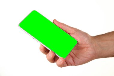 İnsan eli, avucunda boş bir krom ekran olan modern bir akıllı telefonu tutar. Teknoloji ve reklam kavramı. Ayrıntılı yakın çekim stüdyo çekimi soyut beyaz arka planda izole