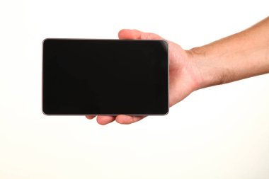 İnsan eli, avucunda boş bir krom ekran olan modern bir akıllı telefonu tutar. Teknoloji ve reklam kavramı. Ayrıntılı yakın çekim stüdyo çekimi soyut beyaz arka planda izole