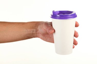 İnsan eli plastik kapaklı boş bir kahve fincanı tutar. Tek kullanımlık fincana çay ya da kahve konsepti. Metin veya logo için yeri ve yeri kopyala. Beyaz bir arkaplanda izole edilmiş