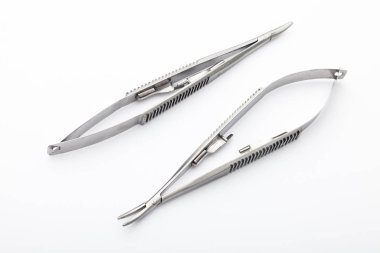 Çelik cerrahi aletler ve laboratuvar ekipmanları beyaz arka planda izole edilmiş. Profesyonel klinik aletleri. Tıbbi, cerrahi, ambulans ve veteriner konsepti. Yumuşak seçici odaklı yakın plan