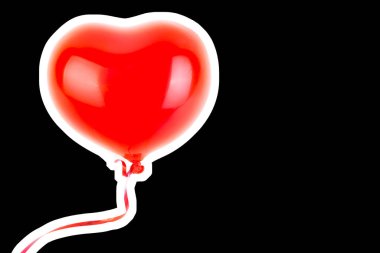 Kırmızı lastik şişme kalp şeklinde balon. Aşk, ilişki, sevgililer günü ve doğum günü kutlaması konsepti. Boş kopya alanı olan dergi tarzı moda kolajı