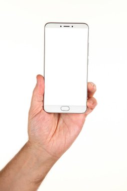 İnsan eli, avucunda boş bir krom ekran olan modern bir akıllı telefonu tutar. Teknoloji ve reklam kavramı. Ayrıntılı yakın çekim stüdyo çekimi soyut beyaz arka planda izole