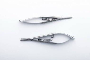 Çelik cerrahi aletler ve laboratuvar ekipmanları beyaz arka planda izole edilmiş. Profesyonel klinik aletleri. Tıbbi, cerrahi, ambulans ve veteriner konsepti. Yumuşak seçici odaklı yakın plan