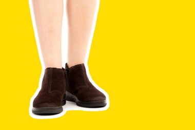 Bayan giysi ayakkabısı. Uzun ince dişinin bacakları düşük deri ayakkabı giyer. Fotokopi alanı olan moda modeli. Klasik ve günlük kıyafet konsepti. Ayrıntılı yakın çekim stüdyo çekimi. Dergi tarzı moda kolajı