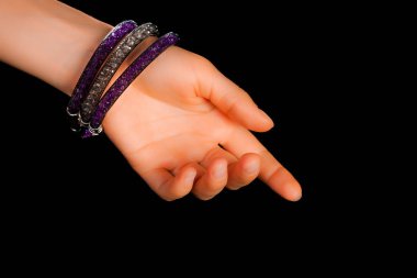 Güzel bir el yapımı mücevher bileziği. Renkli parlak boncuklar ve nötr manikürlü gevşek bir kadın bileği. Moda ve el işi aksesuarları. Yumuşak seçici odaklı yakın plan