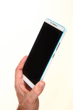 İnsan eli, avucunda boş bir krom ekran olan modern bir akıllı telefonu tutar. Teknoloji ve reklam kavramı. Ayrıntılı yakın çekim stüdyo çekimi soyut beyaz arka planda izole