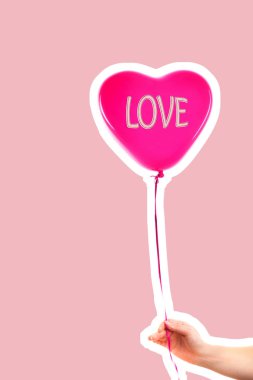 Kadın eli kırmızı kauçuk, şişme kalp şeklinde balon tutuyor. Aşk, ilişki, sevgililer günü ve doğum günü kutlaması konsepti. Boş kopya alanı olan dergi tarzı moda kolajı