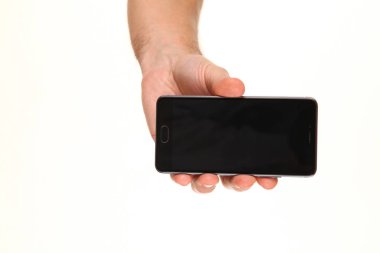 İnsan eli, avucunda boş bir krom ekran olan modern bir akıllı telefonu tutar. Teknoloji ve reklam kavramı. Ayrıntılı yakın çekim stüdyo çekimi soyut beyaz arka planda izole