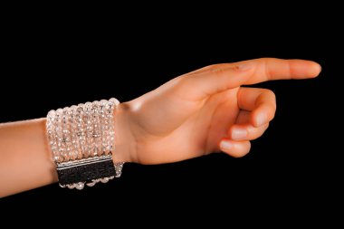 Güzel bir el yapımı mücevher bileziği. Renkli parlak boncuklar ve nötr manikürlü gevşek bir kadın bileği. Moda ve el işi aksesuarları. Yumuşak seçici odaklı yakın plan