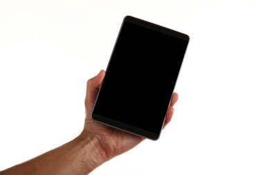 İnsan eli, avucunda boş bir krom ekran olan modern bir akıllı telefonu tutar. Teknoloji ve reklam kavramı. Ayrıntılı yakın çekim stüdyo çekimi soyut beyaz arka planda izole