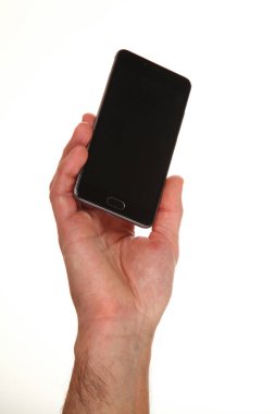 İnsan eli, avucunda boş bir krom ekran olan modern bir akıllı telefonu tutar. Teknoloji ve reklam kavramı. Ayrıntılı yakın çekim stüdyo çekimi soyut beyaz arka planda izole