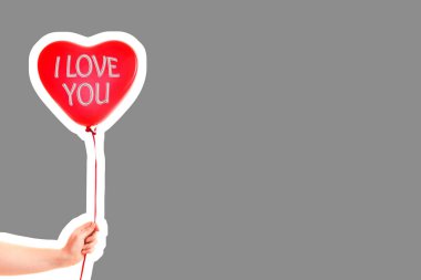 Kadın eli kırmızı kauçuk, şişme kalp şeklinde balon tutuyor. Aşk, ilişki, sevgililer günü ve doğum günü kutlaması konsepti. Boş kopya alanı olan dergi tarzı moda kolajı