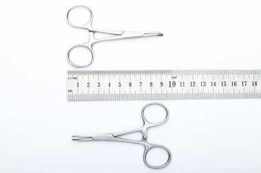 Çelik cerrahi aletler ve laboratuvar ekipmanları beyaz arka planda izole edilmiş. Profesyonel klinik aletleri. Tıbbi, cerrahi, ambulans ve veteriner konsepti. Yumuşak seçici odaklı yakın plan