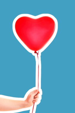 Kadın eli kırmızı kauçuk, şişme kalp şeklinde balon tutuyor. Aşk, ilişki, sevgililer günü ve doğum günü kutlaması konsepti. Boş kopya alanı olan dergi tarzı moda kolajı