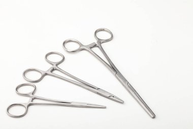 Çelik cerrahi aletler ve laboratuvar ekipmanları beyaz arka planda izole edilmiş. Profesyonel klinik aletleri. Tıbbi, cerrahi, ambulans ve veteriner konsepti. Yumuşak seçici odaklı yakın plan