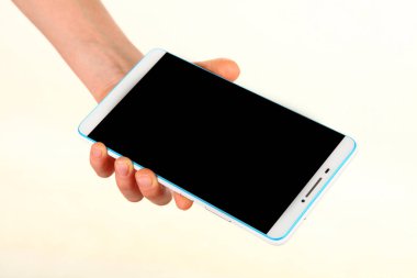 İnsan eli, avucunda boş bir krom ekran olan modern bir akıllı telefonu tutar. Teknoloji ve reklam kavramı. Ayrıntılı yakın çekim stüdyo çekimi soyut beyaz arka planda izole