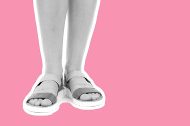 Bayan giysi ayakkabısı. Deri sandalet giyen uzun ince kadın bacakları. Fotokopi alanı olan moda modeli. Klasik ve günlük kıyafet konsepti. Detaylı yakın çekim stüdyo çekimi Magazin tarzı moda kolajı