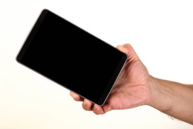 İnsan eli, avucunda boş bir krom ekran olan modern bir akıllı telefonu tutar. Teknoloji ve reklam kavramı. Ayrıntılı yakın çekim stüdyo çekimi soyut beyaz arka planda izole