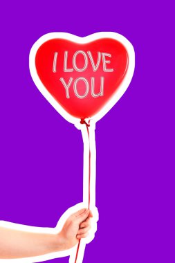 Kadın eli kırmızı kauçuk, şişme kalp şeklinde balon tutuyor. Aşk, ilişki, sevgililer günü ve doğum günü kutlaması konsepti. Boş kopya alanı olan dergi tarzı moda kolajı