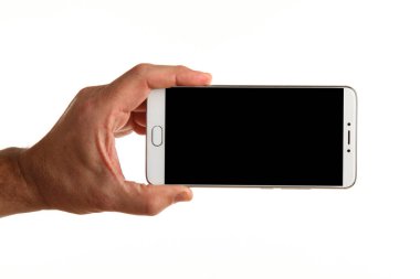 İnsan eli, avucunda boş bir krom ekran olan modern bir akıllı telefonu tutar. Teknoloji ve reklam kavramı. Ayrıntılı yakın çekim stüdyo çekimi soyut beyaz arka planda izole