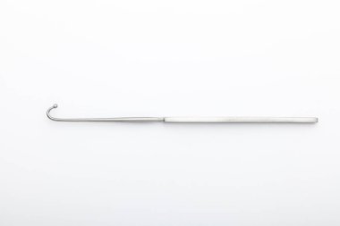 Çelik cerrahi aletler ve laboratuvar ekipmanları beyaz arka planda izole edilmiş. Profesyonel klinik aletleri. Tıbbi, cerrahi, ambulans ve veteriner konsepti. Yumuşak seçici odaklı yakın plan