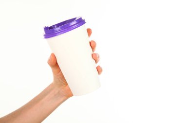 İnsan eli plastik kapaklı boş bir kahve fincanı tutar. Tek kullanımlık fincana çay ya da kahve konsepti. Metin veya logo için yeri ve yeri kopyala. Beyaz bir arkaplanda izole edilmiş