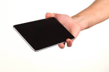 İnsan eli, avucunda boş bir krom ekran olan modern bir akıllı telefonu tutar. Teknoloji ve reklam kavramı. Ayrıntılı yakın çekim stüdyo çekimi soyut beyaz arka planda izole